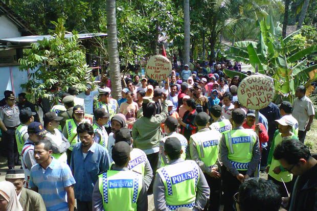 Warga Kulon Progo Tolak...