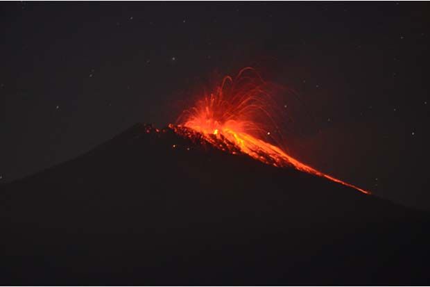 Gunung Slamet Keluarkan...