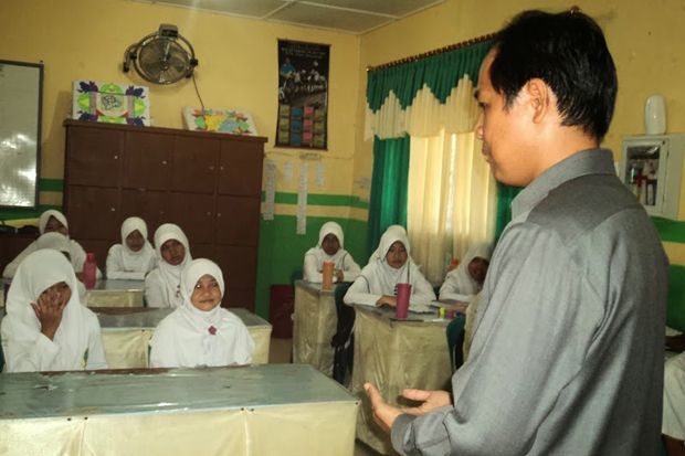 Tim Penyusun Buku Madrasah...