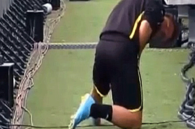 Kiper Murka Minum Air...