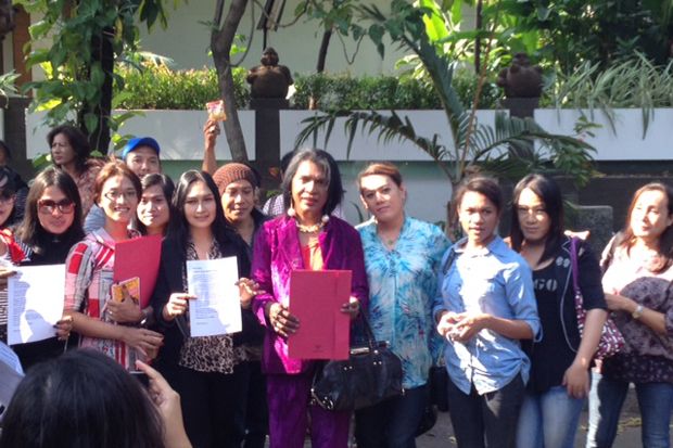 Para Waria Minta Perhatian...