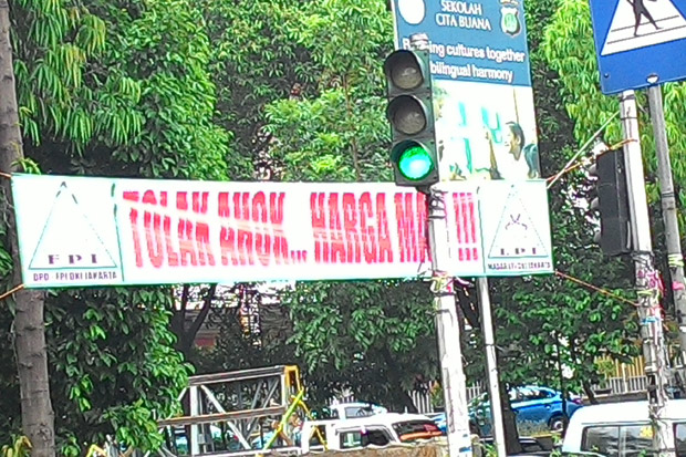 Spanduk Tolak Ahok Dipasang...