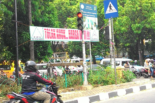 Spanduk Tolak Ahok Masih...