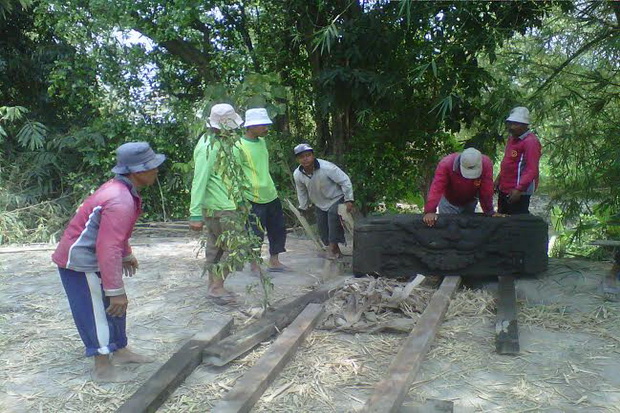 Gali Kolam, Warga Temukan...