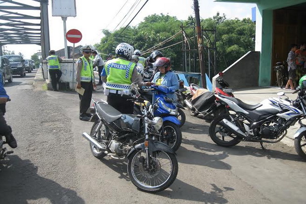 Polisi Sita Ratusan...
