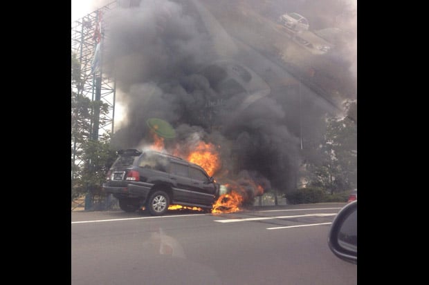 Mobil Terbakar di Jalan...