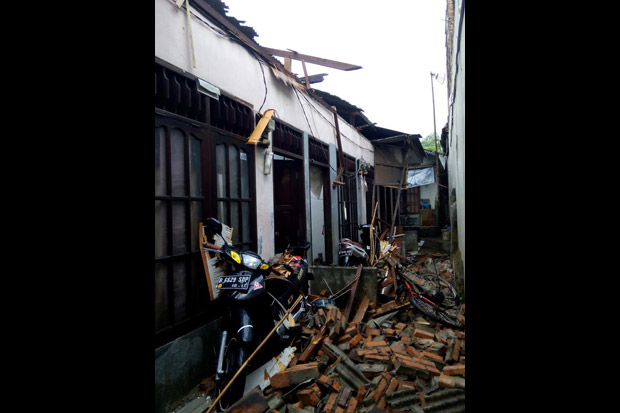 Angin Kencang Terjang...