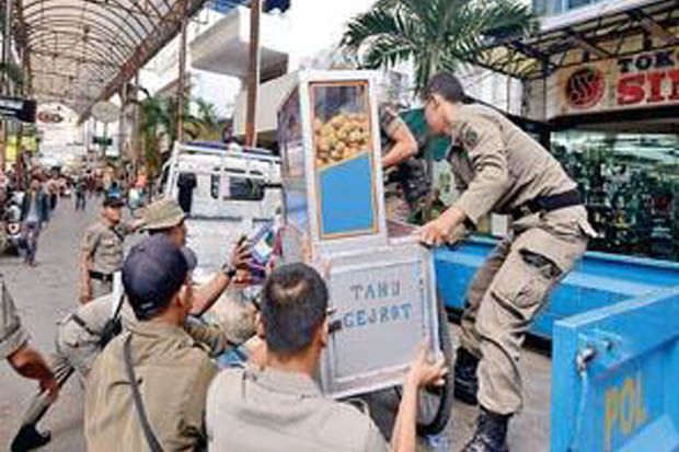 Bakal Digusur, PKL Prujakan...