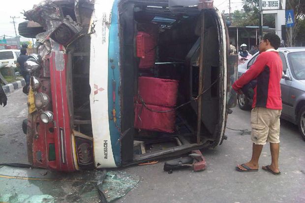 Bus Terguling di Pekanbaru,...