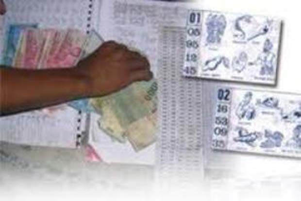 Sedang Rekap Judi Togel,...