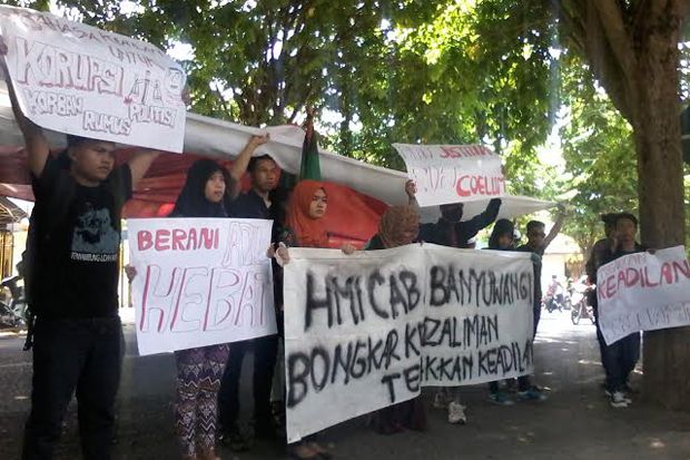 HMI Banyuwangi Tuntut...