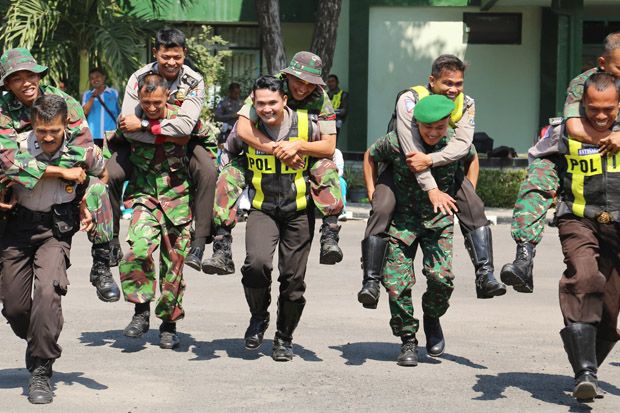 Di Surabaya, Anggota...