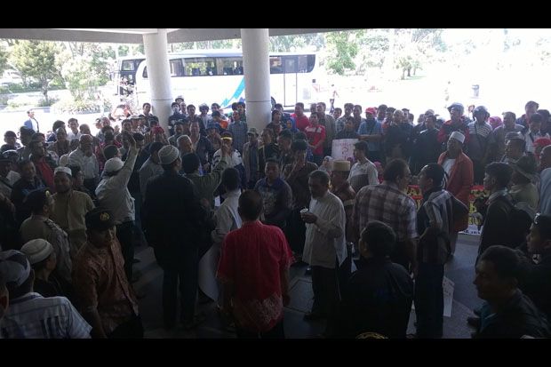 Ratusan Pedagang Desak...