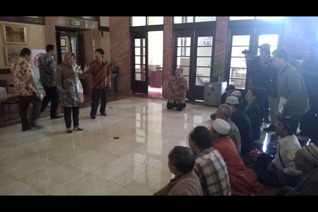 Risma Siap Ambil Alih...