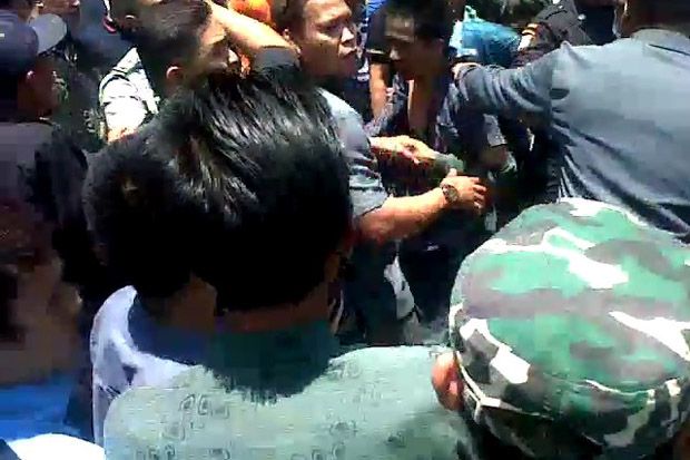 Beraksi di Acara Wisuda,...