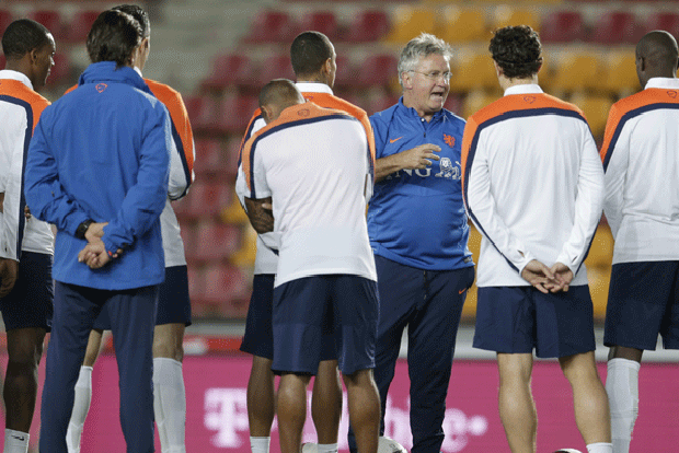 Hiddink Panggil Bek...