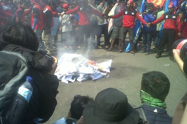 Aksi Bakar Ban Warnai...