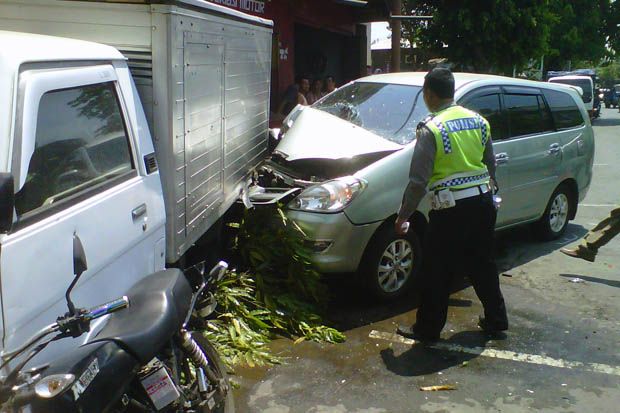 Minibus Tabrak Mobil...