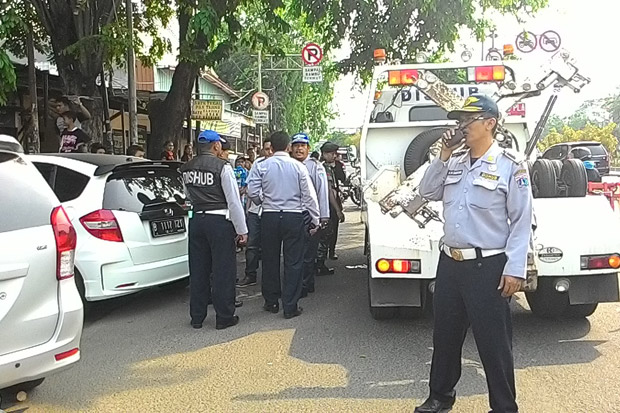 Taksi Mau Diderek, Sopir...