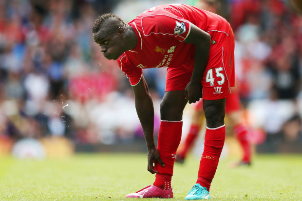 Balotelli Asik Bernyanyi...