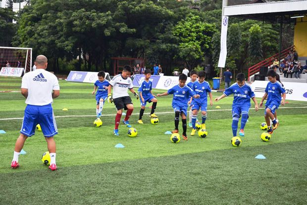 Chelsea Latih Anak di...