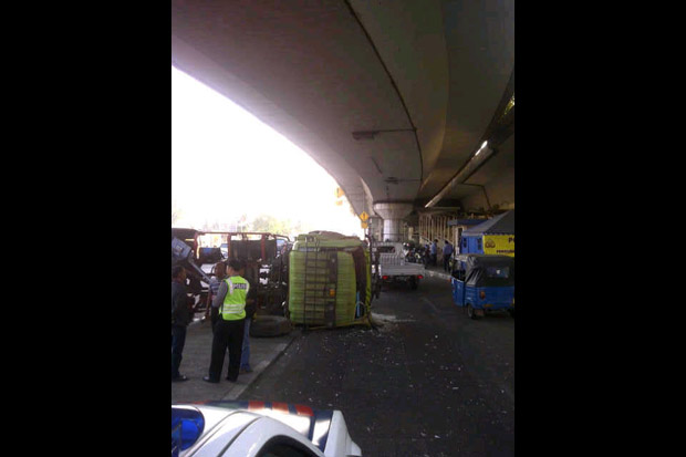Truk Pengangkut Tanah...