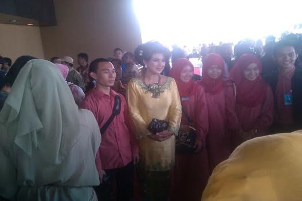 Istri Fadel Muhammad...