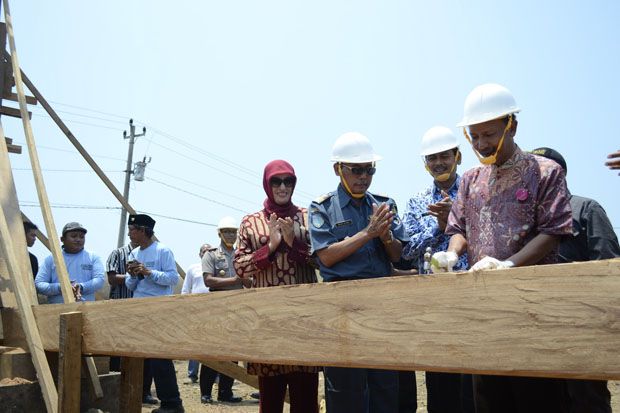 Pekalongan Bangun Dok...