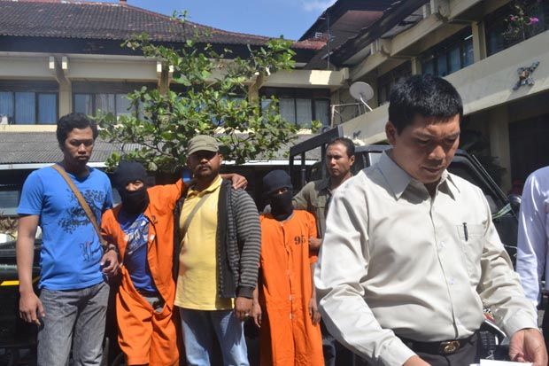 Spesialis Pencuri Mobil...