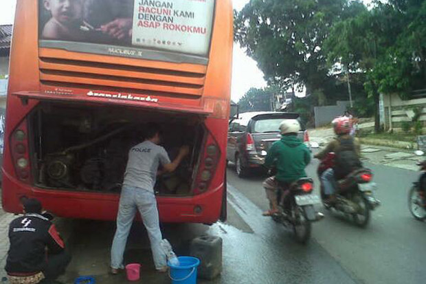 2 Bus Transjakarta Mogok...
