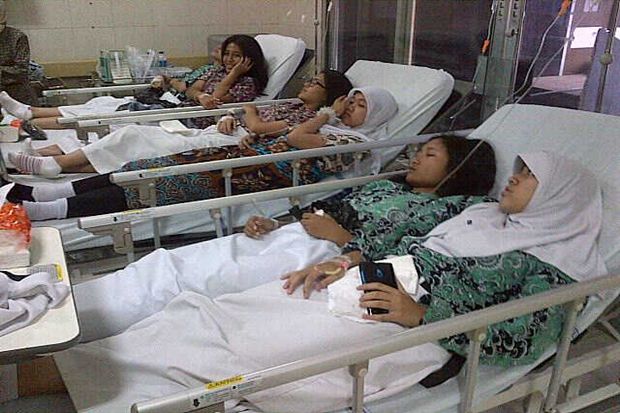 Makan Bubur, 9 Siswa...