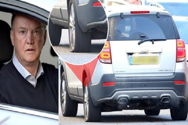 Ban Mobil Van Gaal Digembosi...