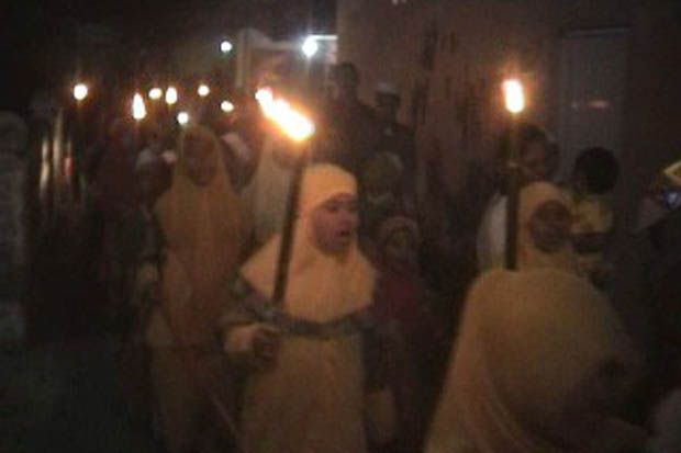 Pawai Obor Warnai Malam...
