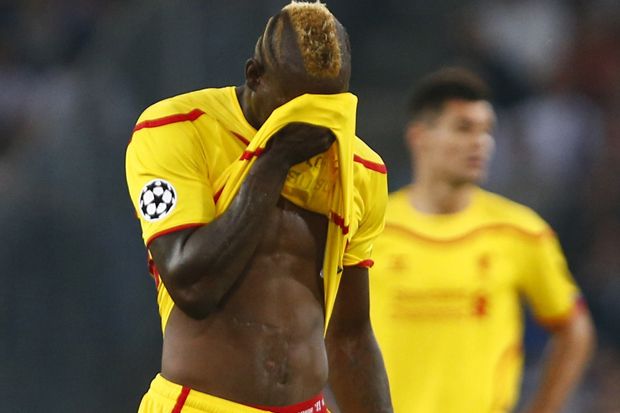Balotelli Terlempar...