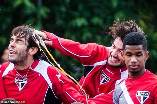 Kaka dan Pato Saling...