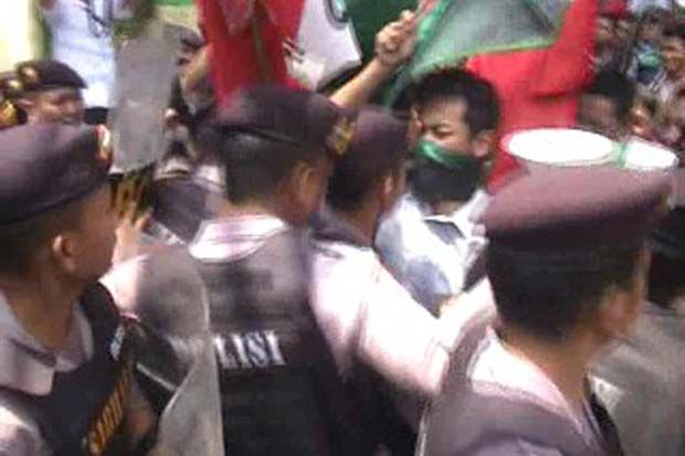 Demo Mahasiswa di Kantor...