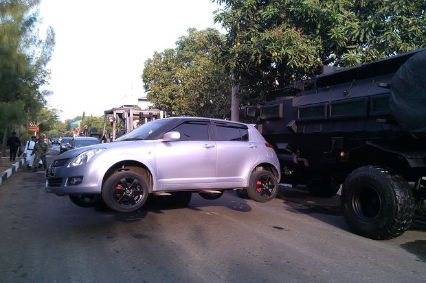 Halangi Jalan, TNI Derek...