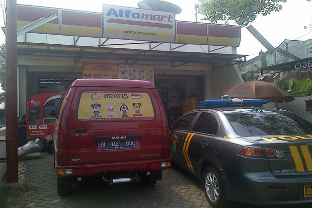Jebol Tembok Alfamart,...
