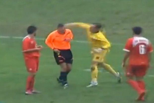 Kiper Bosnia Pukul Wasit