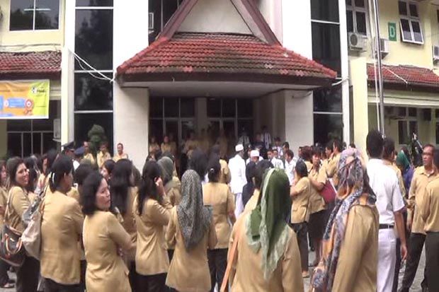 Karyawan Demo, Pelayanan...