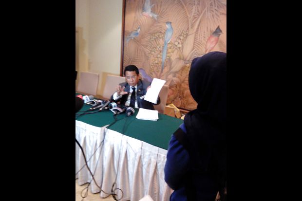 Hotman Dianugerahi Gelar...