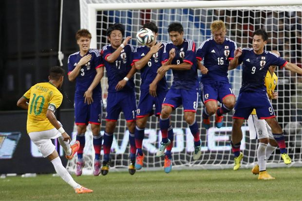 Empat Gol Neymar Bungkam...