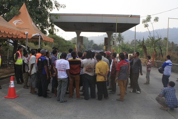 Ratusan Sopir Truk Blokir...