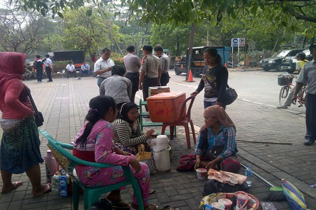 Tetap Jualan Saat Ditertibkan,...