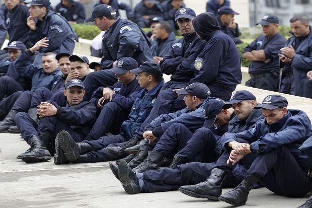 Polisi Aljazair Berdemo,...