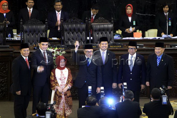 Sambangi PBNU, MPR Berikan...