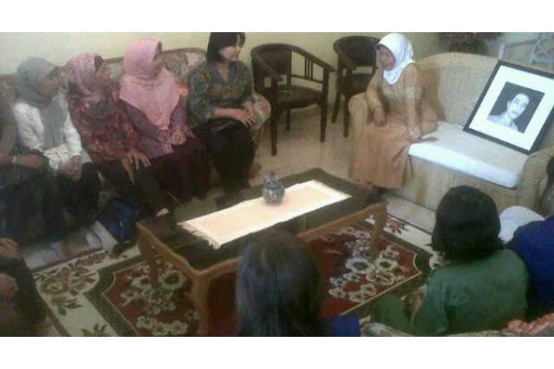 Ibu Jokowi Bawakan Serabi...