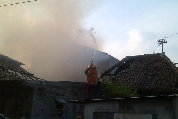 7 Rumah Warga di Kampung...