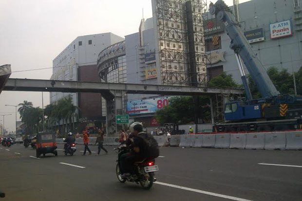 JPO Dibongkar, Menyeberang...