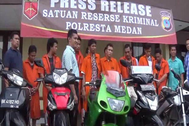 Empat Perampok Didor...